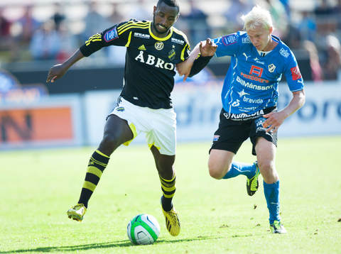Henok Goitom, AIK, och Kristoffer Thydell, Halmstad,  i