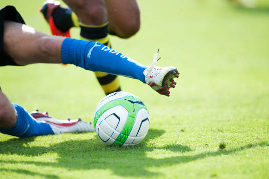 Glidtackling, brytning, fot, fötter, boll, fotbollsskor,