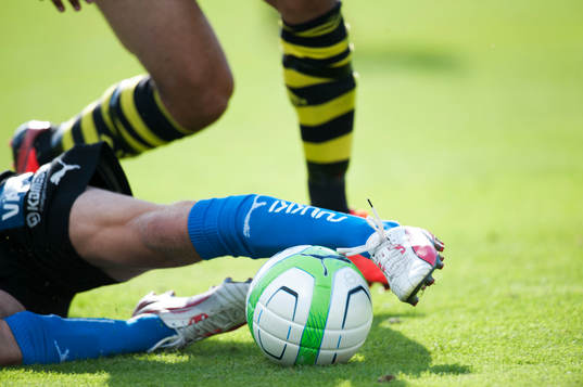 Glidtackling, brytning, fot, fötter, boll, fotbollsskor,