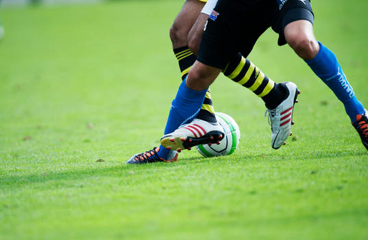 Glidtackling, brytning, fot, fötter, boll, fotbollsskor,