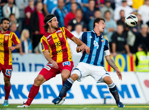 Syrianskas Haris Skenderovic i kamp om bollen med