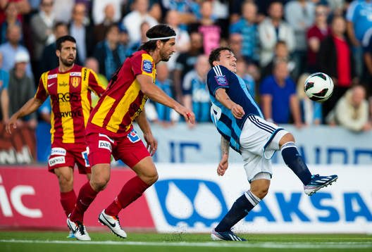 Syrianskas Haris Skenderovic i kamp om bollen med