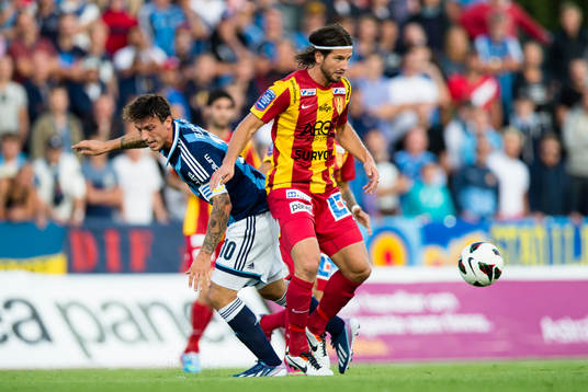 Syrianskas Haris Skenderovic i kamp om bollen med