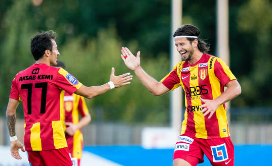En glad Haris Skenderovic gratulerar målskytten till 1-0,