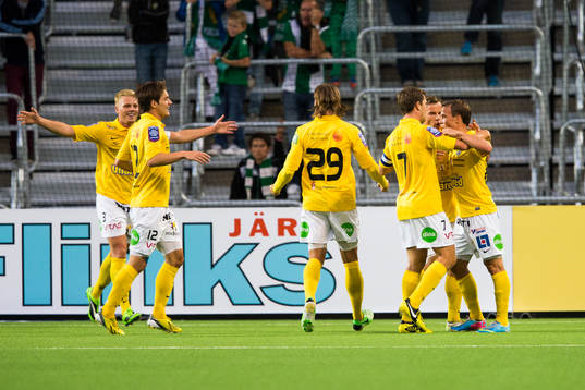 Falkenbergs Calle Wede jublar med sina lagkamrater
