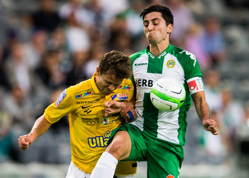 Falkenbergs David Svensson i en nickduell med Hammarbys