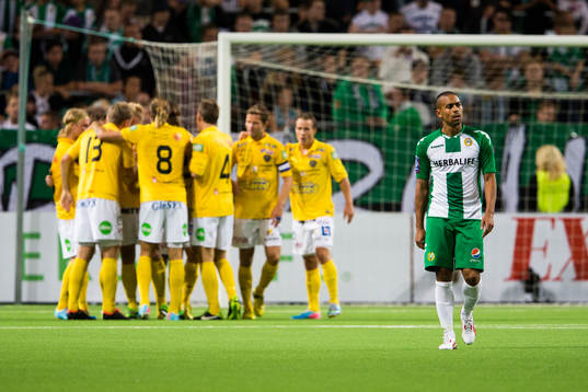 Falkenbergs spelare jublar i bakgrunden