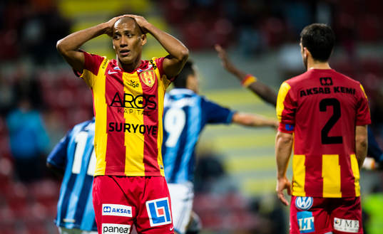 Syrianskas Alessandro Silva Pereira tar händerna på