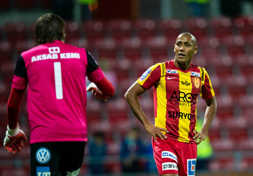 Syrianskas Alessandro Silva Pereira diskuterar med