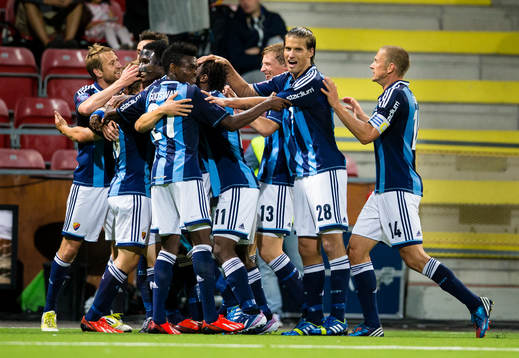 Djurgårdens Simon Tibbling gratuleras av lagkamrater