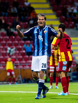 Djurgårdens Aleksandar Prijovic reagerar på en missad