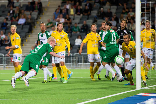 Hammarbys Mattias Adelstam missar öppet mål med en nick