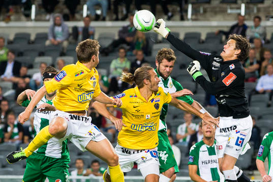Falkenbergs målvakt Otto Martler boxar bort bollen