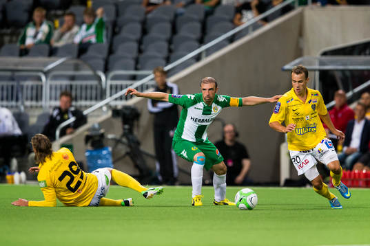 Hammarbys Kennedy Bakircioglu (m) i kamp om bollen med