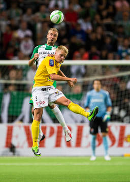 Hammarbys Daniel Theorin i en nickduell med Falkenbergs Per