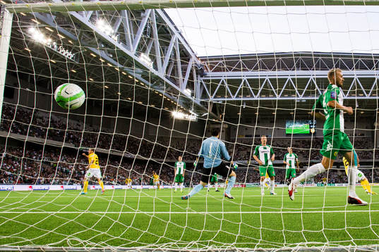 Falkenbergs Calle Wede gör 1-0 för Falkenberg bakom