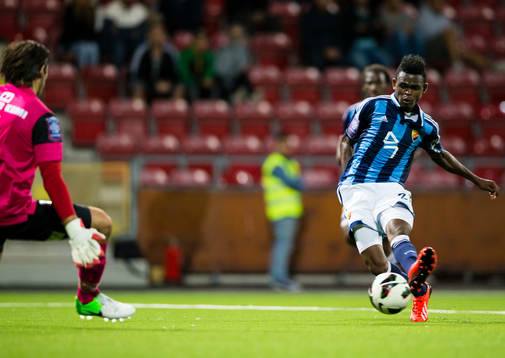 Djurgårdens Godsway Donyoh försöker få bollen bakom