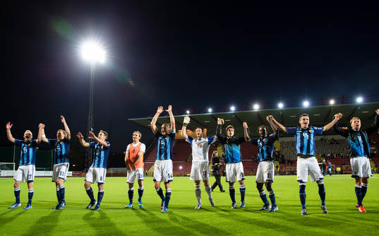 Djurgårdens spelare firar segern och tackar supportrarna