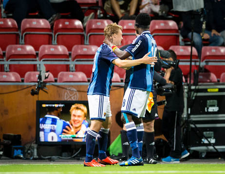 Djurgårdens Simon Tibbling firar 1-2 målet med