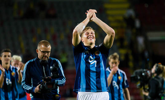Djurgårdens Emil Bergström tackar publiken och sjunger en