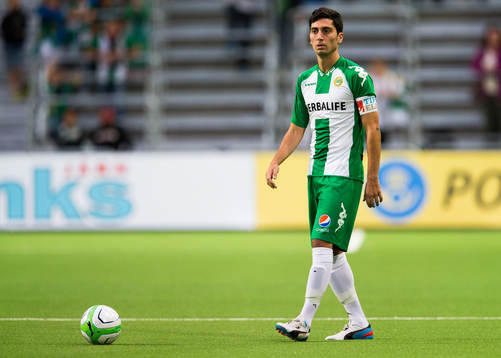 Hammarbys Nahir Besara med bollen