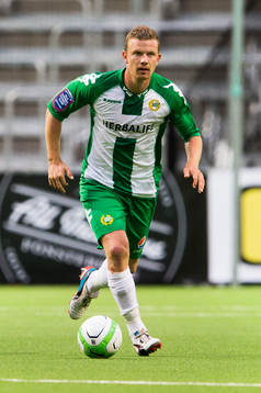 Hammarbys Thomas Guldborg Christensen med bollen