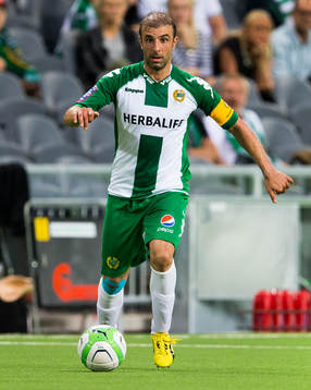 Hammarbys Kennedy Bakircioglu med bollen