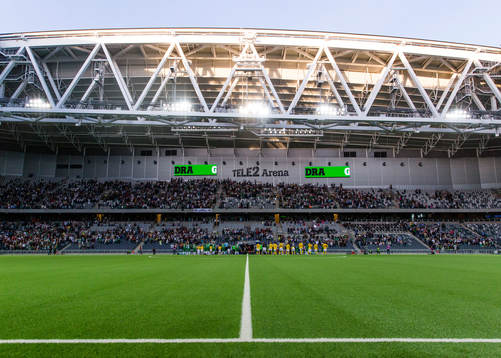 Spelarna ställer upp på Tele2 Arena innan fotbollsmatchen