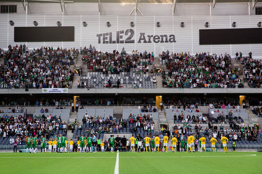 Spelarna ställer upp på Tele2 Arena innan fotbollsmatchen