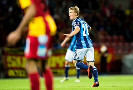 Djurgårdens Simon Tibbling ser sitt skott gå i mål för