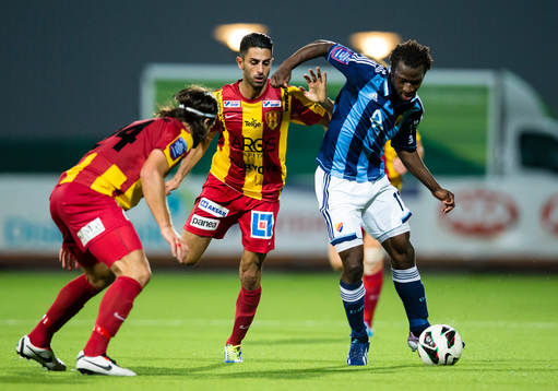 Djurgårdens Amadou Jawo i kamp om bollen med Syrianskas