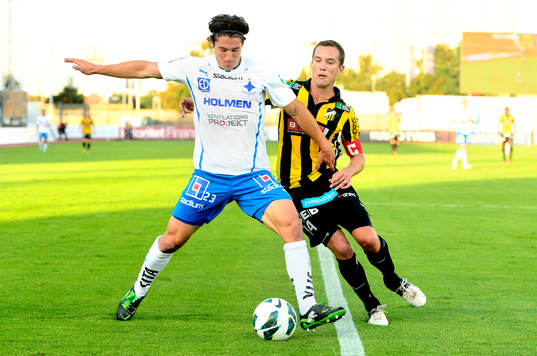 Norrköpings David Boo Wiklander i kamp om bollen med