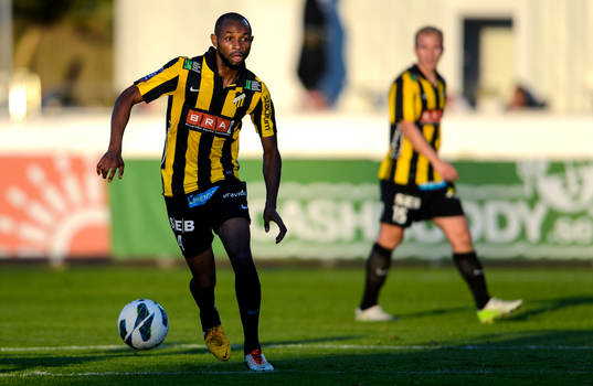 Häckens Rene Makondele med bollen