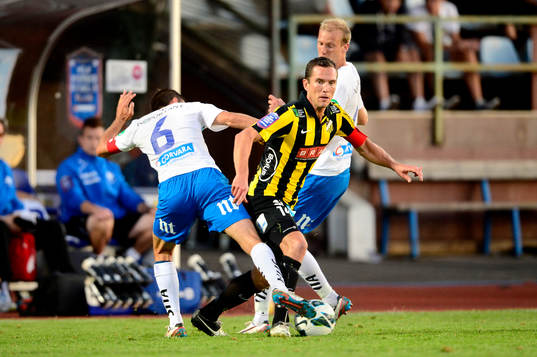 Norrköpings Mathias Florén i kamp om bollen med Häckens