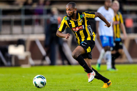 Häckens Rene Makondele med bollen