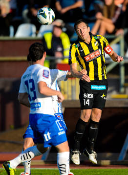 Häckens Martin Ericsson nickar bollen