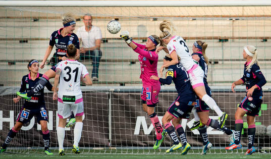 Linköpings målvakt Lina Ringshamre boxar undan bollen