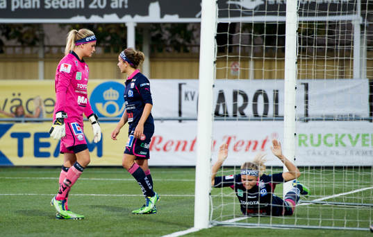 Linköpings målvakt Lina Ringshamre och några lagkamrater