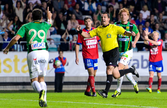 Domare Dragan Banjac från Haninge dömer bort Gais 1-0-mål