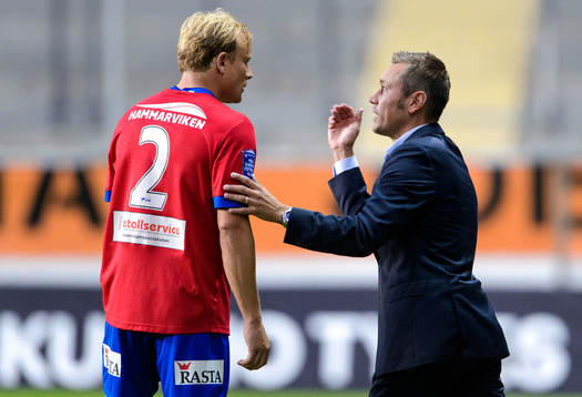 Örgrytes Christofer Bengtsson samtalar med tränare Marcus