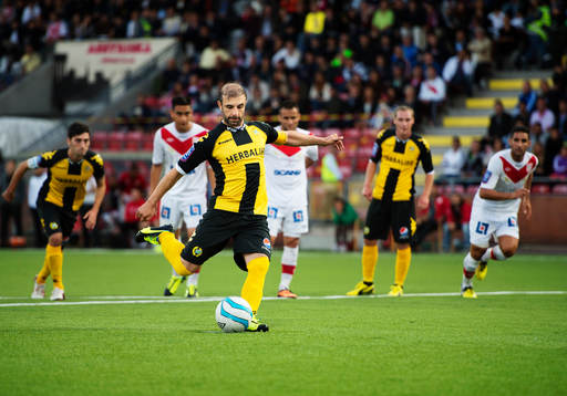 Hammarbys Kennedy Bakircioglu skjuter in 0-1 på straff