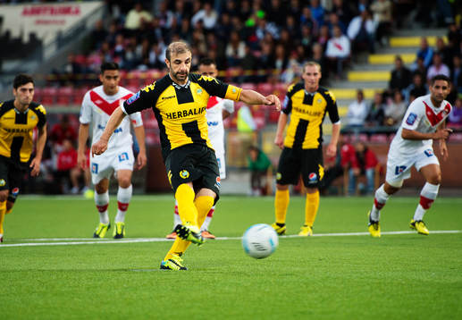 Hammarbys Kennedy Bakircioglu skjuter in 0-1 på straff