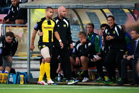 Hammarbys Billy Berntsson förs ut skadad