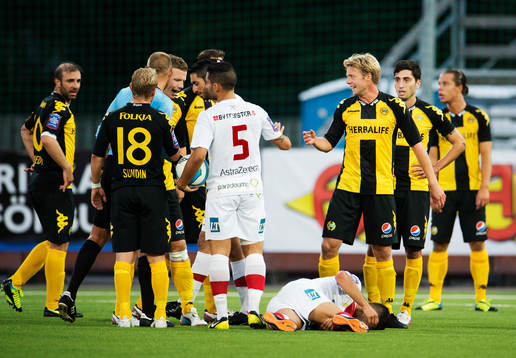 Hammarbys Mikael Rynell (h) reagerar