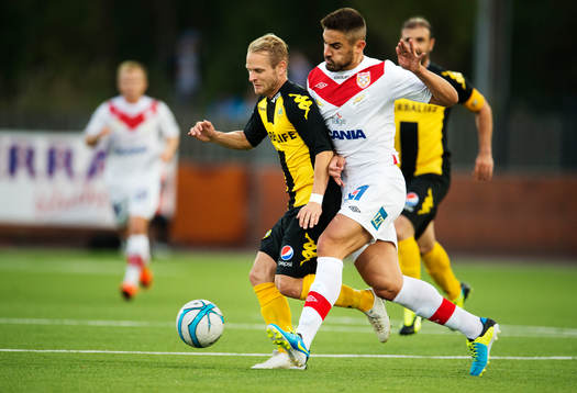 Hammarbys Erik Sundin blir knuffad av Assyriskas Sotiris