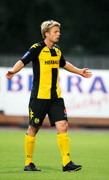 Hammarbys Mikael Rynell slår ut med armarna
