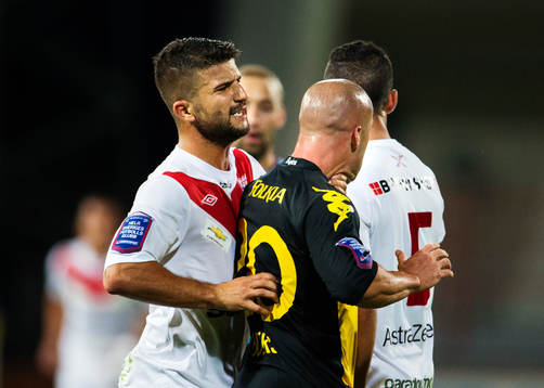 Assyriskas Hezha Agai tar ett strypgrepp på Hammarbys Luke