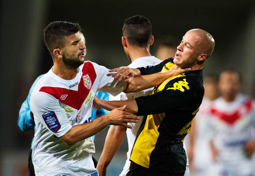 Assyriskas Hezha Agai tar ett strypgrepp på Hammarbys Luke