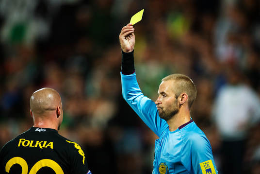 Hammarbys Luke Rodgers får ett gult kort av domaren Jim
