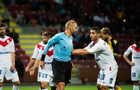 Assyriskas David Durmaz rycker i domaren Jim Petersson